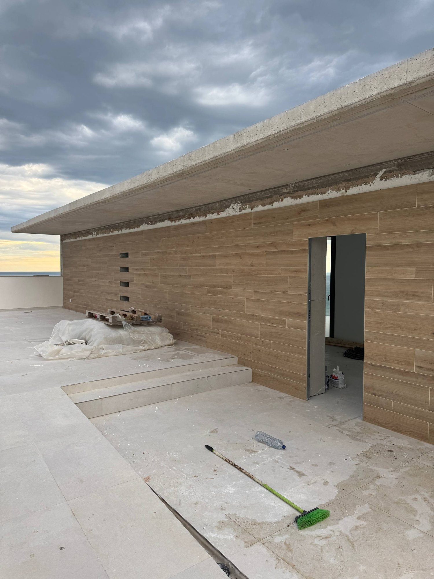 Trabajo de pavimentación exterior en proceso