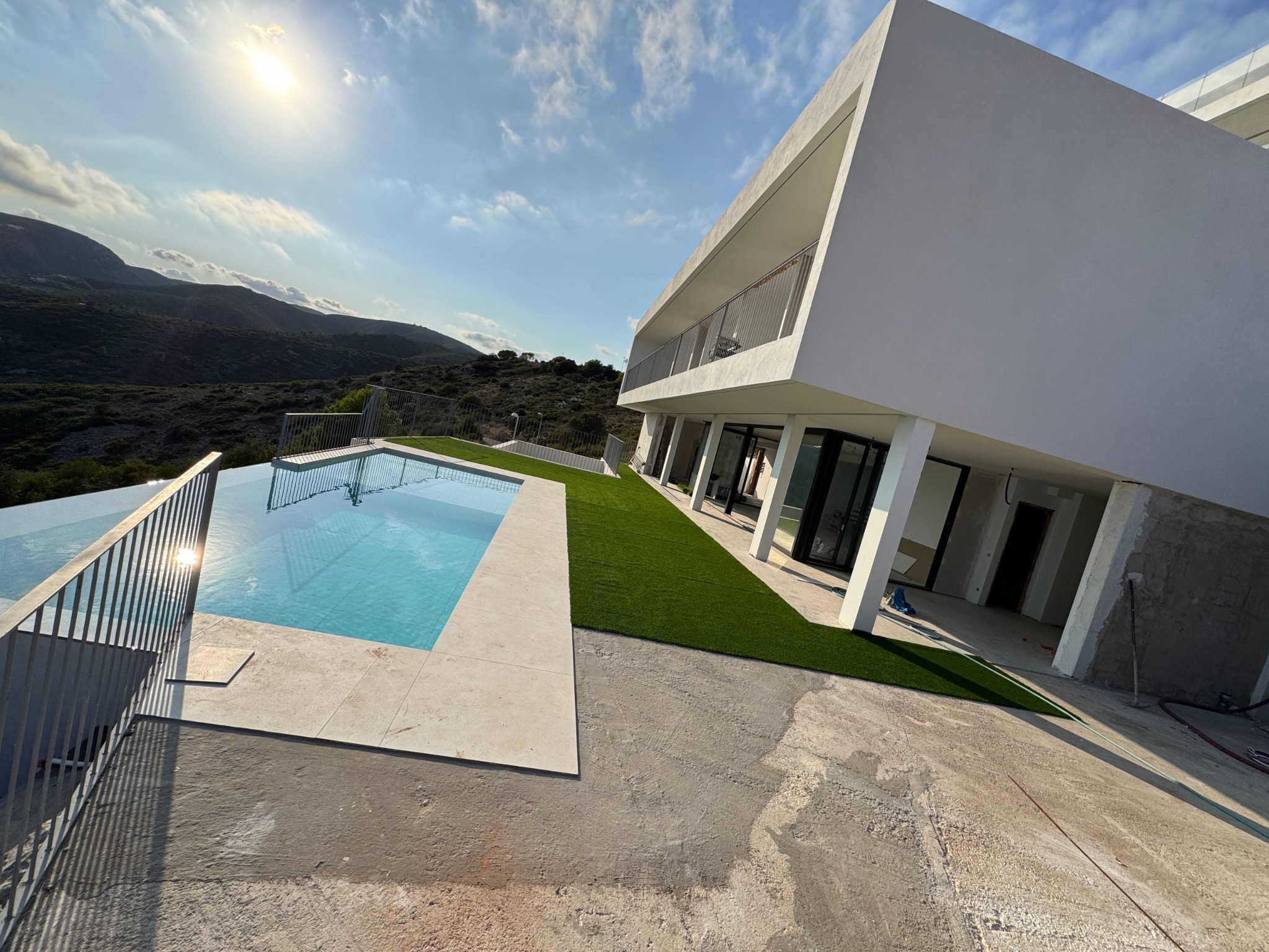Piscina y vivienda