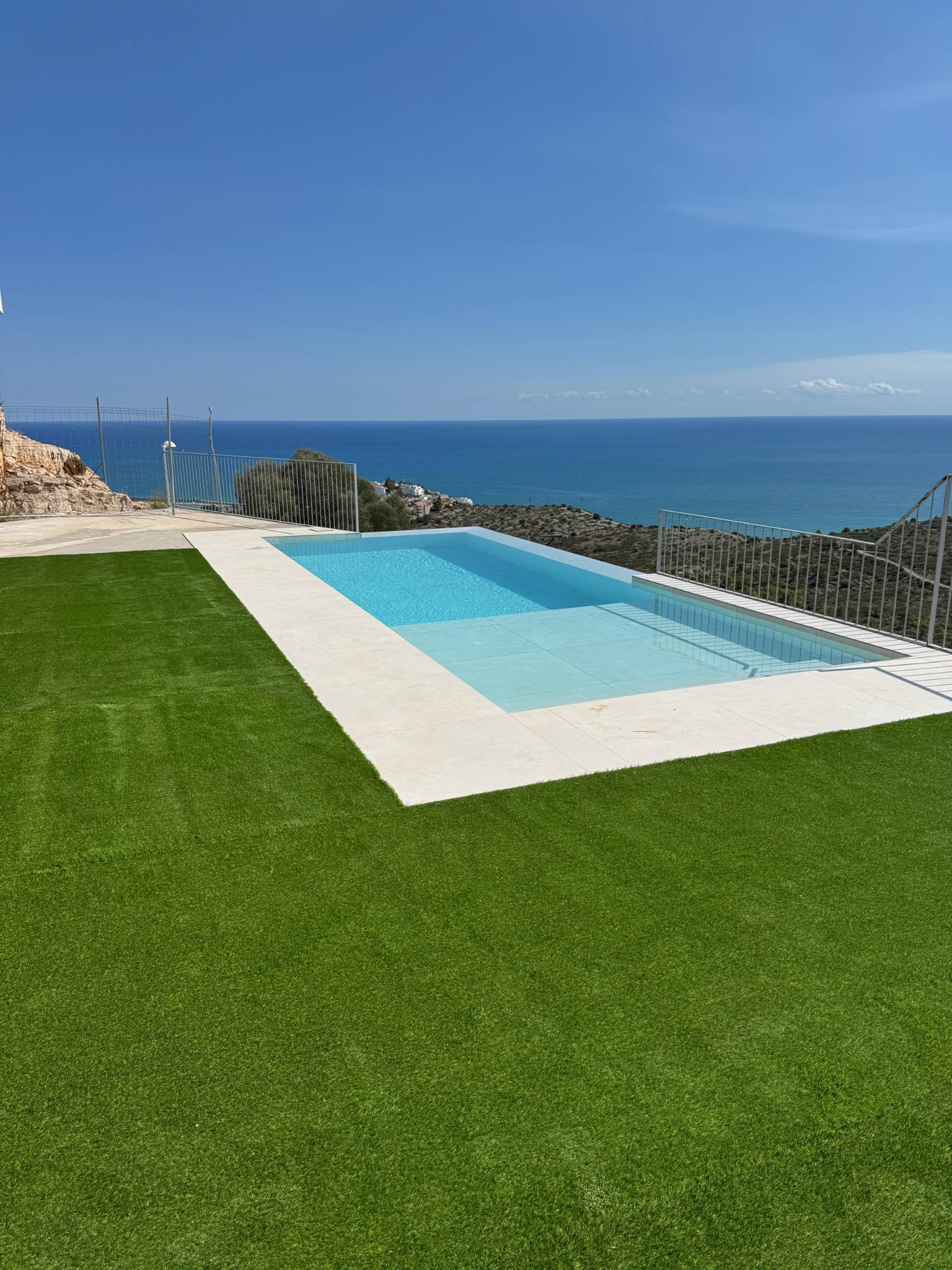 Piscina con vistas al mar